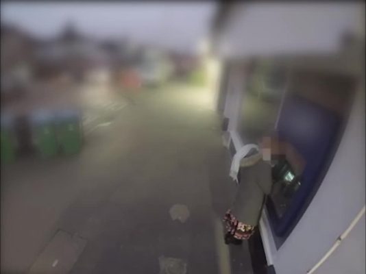 Dok je podizala novac s bankomata napala su je dva pljačkaša, a onda je naišao slučajni prolaznik i OČITAO IM LEKCIJU! (VIDEO) 0