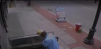 Hodala je ulicom i pisala poruku na svom telefonu. Ali ono što će joj se dogoditi na 0:16 pamtiće dok je živa! (VIDEO)