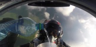 Letio je borbenim avionom, a onda je uzeo flašu vode i počeo je sipati u čašu. Ovo ćete gledati u jednom dahu! (VIDEO)