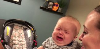 Mama i tata se poljubili, a bebina reakcija nasmijala cijeli svijet (VIDEO)