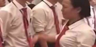 Pogledajte kako šefica u jednoj kineskoj firmi kažnjava radnike jer ‘ne rade dovoljno dobro’ (VIDEO)