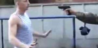 Izvadio je pištolj i pucao mu direktno u glavu… Dobro gledajte šta je uslijedilo kada je pao na pod! (VIDEO)